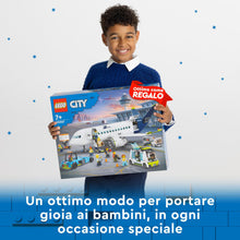 Carica l'immagine nel visualizzatore di Gallery, LEGO City Aereo Passeggeri, Modellino di Aeroplano Giocattolo da Costruire con 9 Minifigure e Veicoli dell'Aeroporto: Autobus, Trattore Aeroportuale, Camion del Catering e Furgone, Idea Regalo 60367