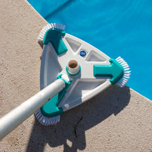 Carica l'immagine nel visualizzatore di Gallery, Gre 40016N - Puliscifondo per piscine, triangolare, con spazzole. Efficienza e durabilità per la tua piscina