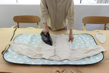 Carica l'immagine nel visualizzatore di Gallery, Brabantia Coperta da stiro con 6 strati, Tavola da stiro resistente al calore con base antiscivolo, Accessori lavanderia da portare in viaggio, Fresh Breeze, 65 x 1 x 120 cm