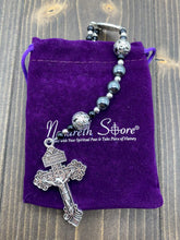 Carica l'immagine nel visualizzatore di Gallery, Nazareth Store Rosario da uomo in ematite con perline nere in acciaio inox, medaglia miracolosa e croce del padre nostra, 50,8 cm, zinco, senza pietra preziosa
