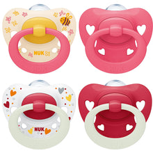 Carica l'immagine nel visualizzatore di Gallery, NUK Signature Day &amp; Night ciuccio | 6-18 mesi | Calma il 95% dei bambini | Succhietti a forma di cuore in silicone senza