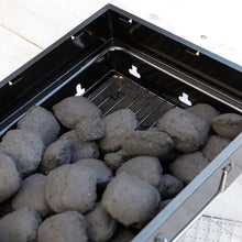 Carica l'immagine nel visualizzatore di Gallery, InnovaGoods® Barbecue Portatile a Carbonella, Tavolo Pieghevole e Facile da Trasportare, Design Moderno, Griglia di Prot