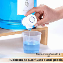 Carica l'immagine nel visualizzatore di Gallery, Erogatore per detersivo in vetro con ripiano e coperchio in bambù, 3,5 L, per detersivo liquido, sapone e ammorbidente per lavatrice per la lavanderia con 2 misurini e 8 etichette
