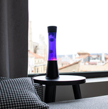 Carica l'immagine nel visualizzatore di Gallery, Fisura - Lampada lava viola. Base nera, liquido viola e lava bianca. Lampada di lava a effetto rilassante. Con lampadina