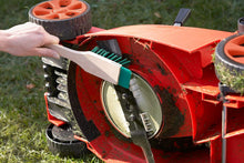 Carica l'immagine nel visualizzatore di Gallery, Meister 4360350 Spazzola per tosaerba con raschietto per tosaerba a spinta e a cavalco, setole in plastica robuste e manico lungo in legno, spazzola per attrezzi da giardino/spazzola a mano per la