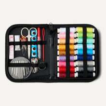Carica l'immagine nel visualizzatore di Gallery, Amazon Basics Kit da cucito portatile da viaggio, Grande, Nero