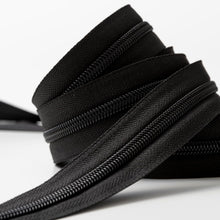 Carica l'immagine nel visualizzatore di Gallery, IPEA Cerniera Lampo Catena Continua misura #5 Nera - [ 5 METRI + 15 CURSORI IN METALLO ] - Made in Italy - Zip Ritagliabile per Cucito, Abbigliamento, Accessori - Larghezza 30 mm - Nero Grigio