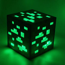Carica l'immagine nel visualizzatore di Gallery, Lampada LED Cubo Smerald Pixel Miner - Luce Notturna Verrde per Gamer con Design a Blocchi Luminosi, Alimentazione USB -