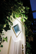Carica l'immagine nel visualizzatore di Gallery, OSRAM Luce LED per porte con sensore di movimento, a batteria, 4000K, 40lm, 0,95W, IP54, bianca, luce rivolta verso il b