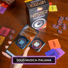 Carica l'immagine nel visualizzatore di Gallery, Rocco Giocattoli Yas Games- Hitster Radio Italia - L'Unico in Italiano - Gioco Musicale da 2 a 10 Giocatori dai 16 anni 