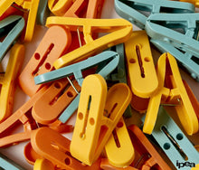 Carica l'immagine nel visualizzatore di Gallery, IPEA Mollette per il Bucato con Cestino in Plastica - 36 PEZZI - Super Leggero con Ganci - Mollette Colorate con Cestello per Appendere e Stendere Vestiti, Biancheria, Accessori - Stendibiancheria