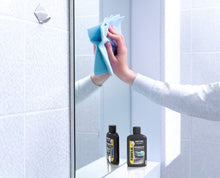 Carica l'immagine nel visualizzatore di Gallery, Rain-X Liquido Antiappannante Vetri Auto, Specchi e Vetri Bagno - 200 ml