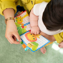 Carica l'immagine nel visualizzatore di Gallery, Bright Starts Libro di Stoffa Safari Buddies – Libro Sensoriale per Neonati con Animali, Unisex, da 0 Mesi