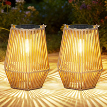 Carica l'immagine nel visualizzatore di Gallery, Set da 2 Lanterne Solari da Esterno in Rattan, Sospese o da Terra, LED Impermeabili con Accensione/Spegnimento Automatic