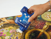 Carica l'immagine nel visualizzatore di Gallery, Clementoni - Colla per Puzzle Liquida, 1 Barattolo di Colla 200ml, Utile ad Incorniciare Puzzle con Applicatore in Spugna, Asciugatura Rapida, Accessori Puzzle Adulti e Bambini, Made in Italy, 37044