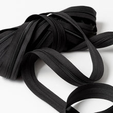 Carica l'immagine nel visualizzatore di Gallery, IPEA Cerniera Lampo Catena Continua misura #5 Nera - [ 5 METRI + 15 CURSORI IN METALLO ] - Made in Italy - Zip Ritagliabile per Cucito, Abbigliamento, Accessori - Larghezza 30 mm - Nero Grigio