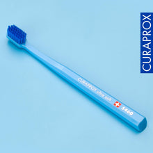 Carica l'immagine nel visualizzatore di Gallery, Curaprox CS 5460 Ultra Soft Spazzolino,Azzurro-Blu, Swiss Made