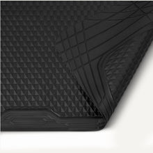 Carica l'immagine nel visualizzatore di Gallery, Amazon Basics - Tappetino per bagagliaio, adatto a tutte le condizioni atmosferiche, tagliabile su misura, Nero, 132.8 x