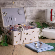 Carica l'immagine nel visualizzatore di Gallery, Hobby Gift Scatola Media per Cucito con Manico - Cestino Porta Cucito in Cotone con Scomparti per Strumenti e Accessori Creativi - 19 x 26 x 15 cm, Ape Ricamata