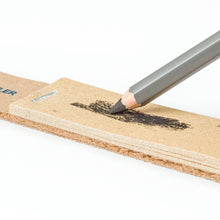 Carica l'immagine nel visualizzatore di Gallery, STAEDTLER - Carta vetrata (12 Fogli di Carta vetrata fine su Manico in Legno, per temperare, per Forme coniche o Curve e