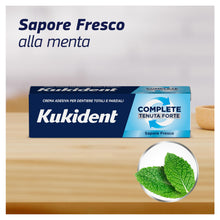 Carica l'immagine nel visualizzatore di Gallery, Kukident Complete Crema Adesiva per Protesi Dentali Totali e Parziali, Tenuta Forte, Sapore Fresco. Confezione da 3x35g