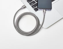Carica l'immagine nel visualizzatore di Gallery, Amazon Basics USB-A a USB-C Cavo di Ricarica Rapida, Intrecciato in Nylon, USB 3.1 Gen 1, Velocità Elevata 5Gbps per App