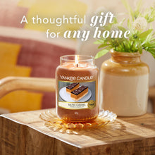 Carica l'immagine nel visualizzatore di Gallery, Yankee Candle Candela profumata | Candela in giara grande della Caramello Salato | Candele a lunga combustione: fino a 1