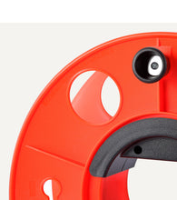Carica l'immagine nel visualizzatore di Gallery, Amazon Basics Avvolgicavo Per Cavi Elettrici, Luci Natalizie, Tubi Flessibili e Corde, Fino a 45m di Lunghezza, Arancion