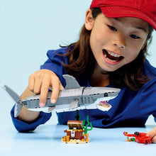 Carica l'immagine nel visualizzatore di Gallery, LEGO Creator 3 in 1 Squalo con scrigno del tesoro 31381