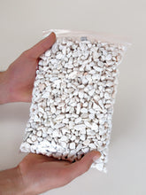 Carica l'immagine nel visualizzatore di Gallery, Ghiaia Bianco 1,8Kg - Sassolini Decorativi (9-12 mm)