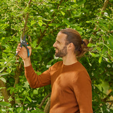 Carica l'immagine nel visualizzatore di Gallery, Gardena Forbici da giardino PremiumCut Pro, taglio bypass, per legno fresco, diametro di taglio 24 mm, impugnature ergon