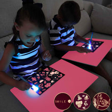 Carica l'immagine nel visualizzatore di Gallery, BONNYCO Lavagna Luminosa per Bambini Rosa A4 e A5, 6 Stencil e 2 Penne Spia