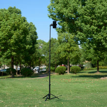 Carica l'immagine nel visualizzatore di Gallery, Amazon Basics - Treppiede per Telefono Estensibile e Bastone per Selfie 162cm, con Telecomando Wireless, Nero