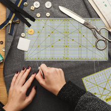 Carica l'immagine nel visualizzatore di Gallery, QWORK® 2 Pezzi righelli per patchwork, 15x15 cm e 15x30 cm righello per quilting con scala, righelli da cucito universal