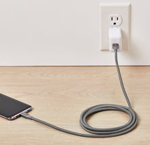 Carica l'immagine nel visualizzatore di Gallery, Amazon Basics USB-A a USB-C Cavo di Ricarica Rapida, Intrecciato in Nylon, USB 3.1 Gen 1, Velocità Elevata 5Gbps per App