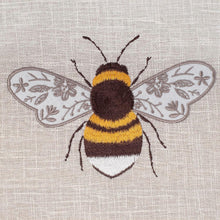 Carica l'immagine nel visualizzatore di Gallery, Hobby Gift Scatola Media per Cucito con Manico - Cestino Porta Cucito in Cotone con Scomparti per Strumenti e Accessori Creativi - 19 x 26 x 15 cm, Ape Ricamata