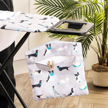 Carica l'immagine nel visualizzatore di Gallery, Beldray LA032005DFEU7 borsa con mollette con stampa di cani – Appendibile in linea, Gancio facile da appendere per riporle, Può contenere fino a 100 borse per mollette, Uso interno/esterno, 33 x 30 cm