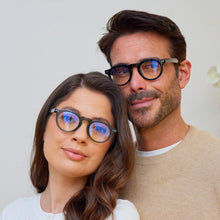 Carica l'immagine nel visualizzatore di Gallery, OPULIZE RIO Occhiali da Lettura Anti Luce Blu - Montatura con Bordo Superiore Piatto - Nero - Uomo e Donna - Cerniere a 