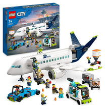 Carica l'immagine nel visualizzatore di Gallery, LEGO City Aereo Passeggeri, Modellino di Aeroplano Giocattolo da Costruire con 9 Minifigure e Veicoli dell'Aeroporto: Autobus, Trattore Aeroportuale, Camion del Catering e Furgone, Idea Regalo 60367