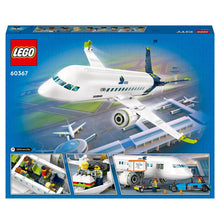 Carica l'immagine nel visualizzatore di Gallery, LEGO City Aereo Passeggeri, Modellino di Aeroplano Giocattolo da Costruire con 9 Minifigure e Veicoli dell'Aeroporto: Autobus, Trattore Aeroportuale, Camion del Catering e Furgone, Idea Regalo 60367