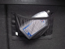 Carica l'immagine nel visualizzatore di Gallery, Borsa in Rete Nano con Chiusura in Strappo per Bagagliaio Universale 30 cm x 20 cm Organizer per Auto con Strisce in Chi