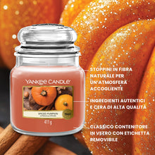 Carica l'immagine nel visualizzatore di Gallery, Yankee Candle Candela Profumata |Spiced Pumpkin Barattolo Medio | Candele a Lunga Durata: fino a 75 Ore | Regali Perfett