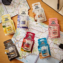 Carica l'immagine nel visualizzatore di Gallery, Yankee Candle Car Jar Ultimate Profumatore per auto | Soft Blanket | Dura fino a 4 settimane