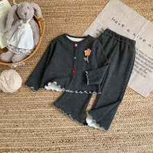 Carica l'immagine nel visualizzatore di Gallery, Bear Leader Versione coreana Set da ragazza in tinta unita Primavera e autunno Nuovo cardigan con decorazione floreale 3