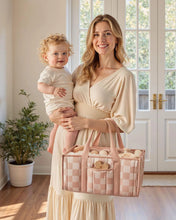 Carica l'immagine nel visualizzatore di Gallery, Organizer per Pannolini a Quadretti, Elegante Cesto Portaoggetti per Cameretta, Regalo per Baby Shower, Essenziali per N