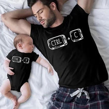 Carica l'immagine nel visualizzatore di Gallery, Magliette Coordinato Famiglia in Cotone con Stampa Ctrl+C e Ctrl+V - Divertenti Abiti Abbinati per Papà, Mamma e Bambini