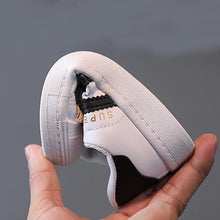 Carica l'immagine nel visualizzatore di Gallery, Scarpe da ginnastica per bambini, design alla moda, bianche, antiscivolo, scarpe casual, scarpe da ginnastica traspirant