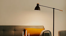 Carica l'immagine nel visualizzatore di Gallery, AmazonBasics Lampadina LED E14 a Candela, 5.5W Confezione da 6, Bianco Caldo