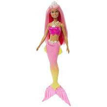 Carica l'immagine nel visualizzatore di Gallery, Barbie - Dreamtopia Sirena Bambola capelli rosa con coda rosa e giallo sfumati e coroncina, Giocattolo per Bambini 3+ Anni, HGR11