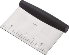 Carica l'immagine nel visualizzatore di Gallery, AmazonBasics - Raschietto/Tagliaimpasto multiuso, in acciaio inox